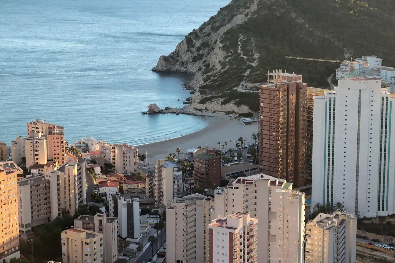 De haven en boulevard van Benidorm