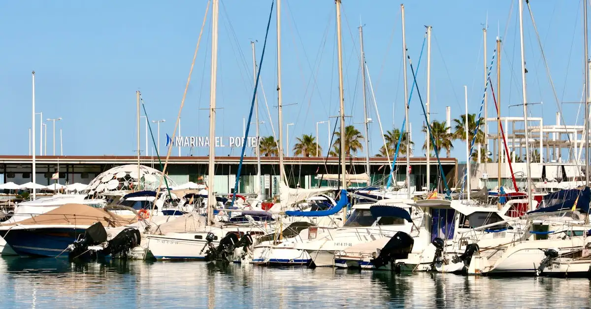 De jachthaven en boulevard van Dénia